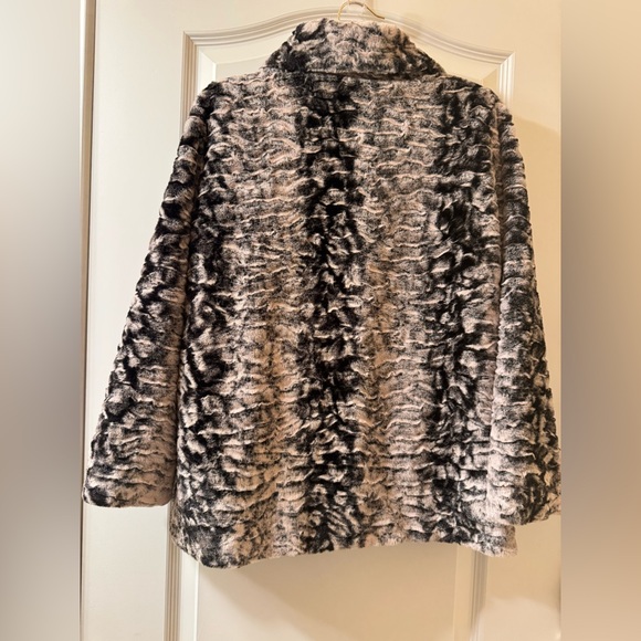 NWOT Monochrome Faux Fur Women’s Coat Size Small - Picture 4 of 8